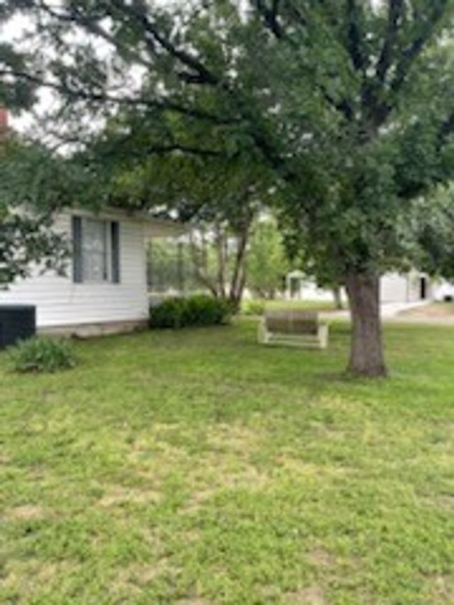 300 Nw 2 Nd St, House other with 2 bedrooms, 2 bathrooms and null parking in Hubbard TX | Image 5