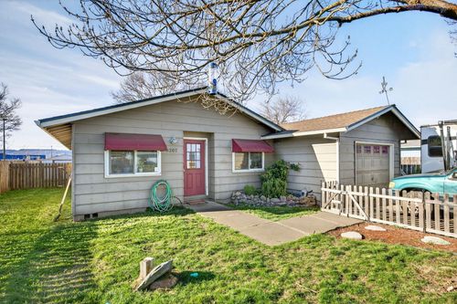 8207 Division Rd, White City, OR, 97503-1175 | Card Image