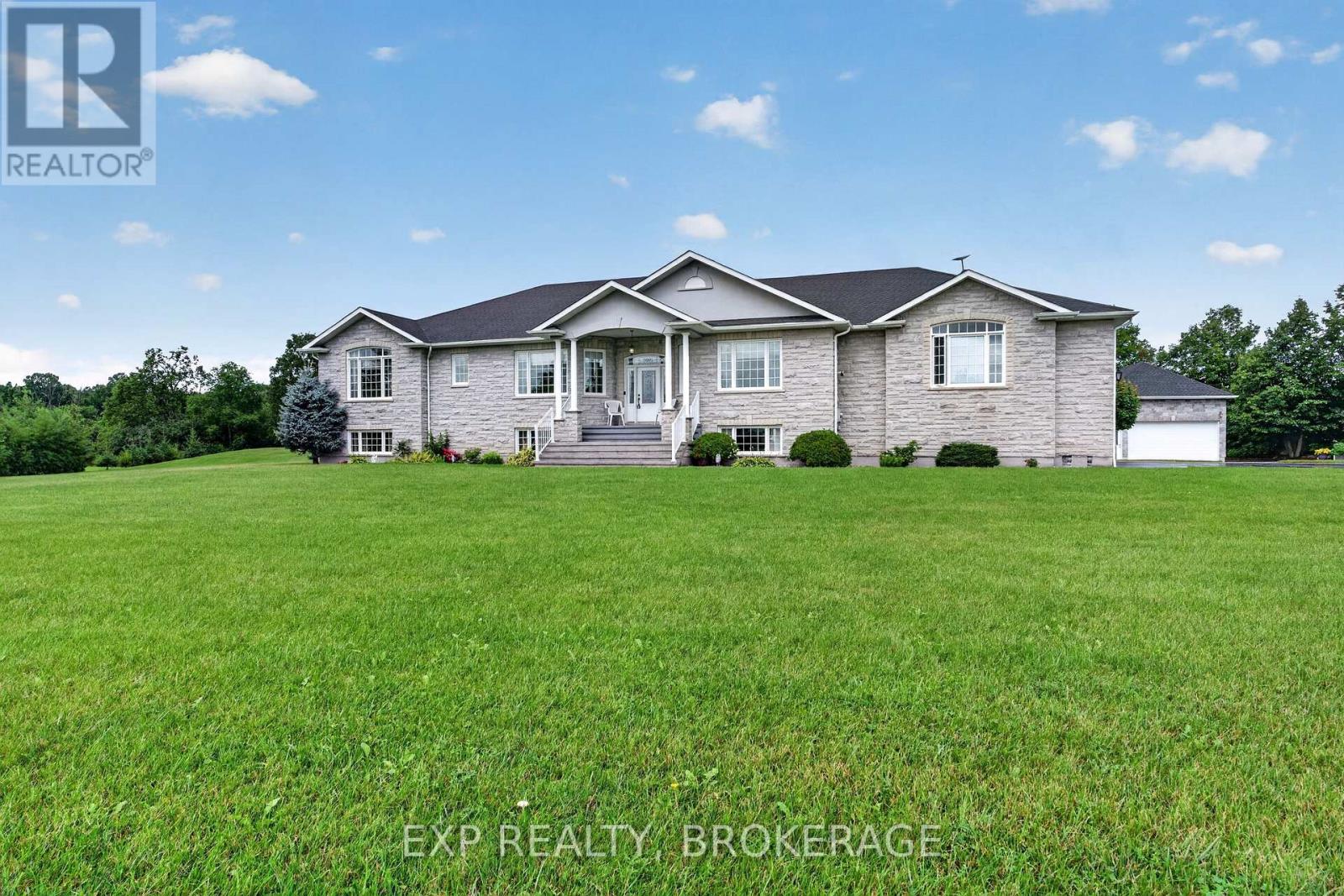 Residential in Frontenac (Frontenac South) 3