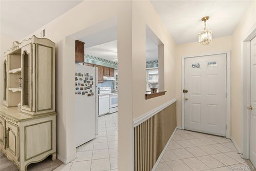 10 Hampton Way, Woodbury, NY, 11797-2423 | Card Image