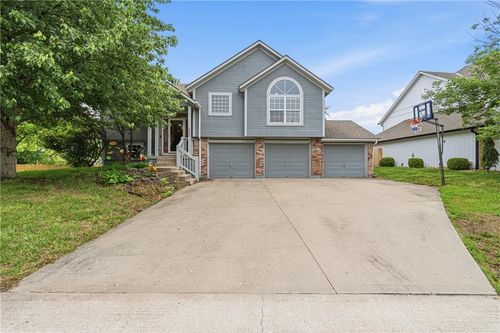2316 Sw Tracker Ln, Lee's Summit, MO, 64082-1435 | Card Image