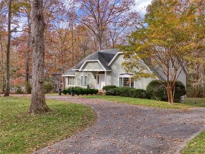 Circular driveway on expansive lot | Image 2