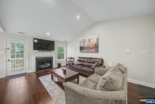 3 Juniper Ct, Clifton, NJ, 07014-1358 | Card Image