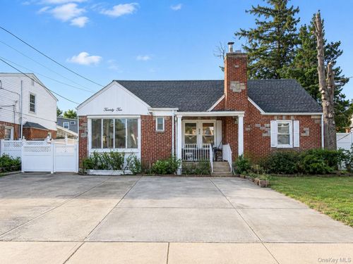 22 Oakland Ave, West Hempstead, NY, 11552-1923 | Card Image