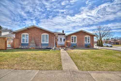 6796 Stokes St, Niagara Falls, ON, L2G2H1 | Card Image