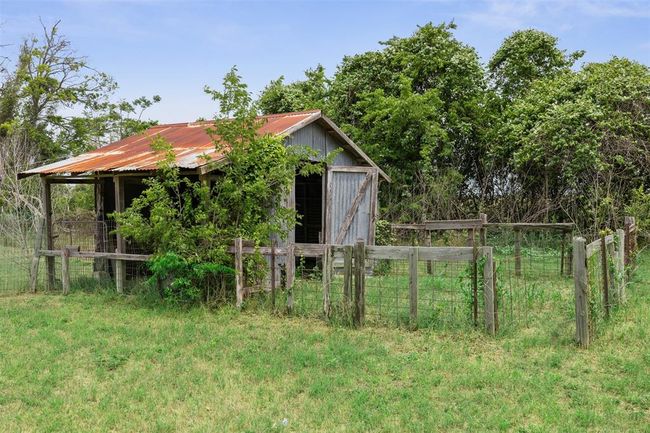 5530 Us Highway 90 A W, House other with 4 bedrooms, 2 bathrooms and 2 parking in Shiner TX | Image 43