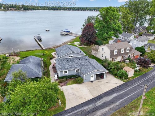 9749 Beverly Dr, Pinckney, MI, 48169 | Card Image