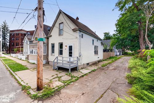 800 Emmett St, Schenectady, NY, 12307-1427 | Card Image