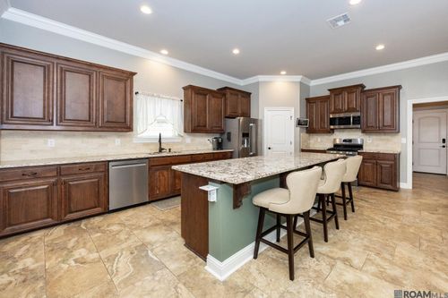 812 Beaumont Dr, Gonzales, LA, 70737-8647 | Card Image