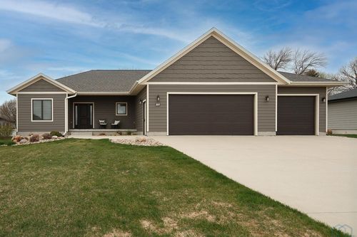 935 8th Ave Se, Sioux Center, IA, 51250-2502 | Card Image