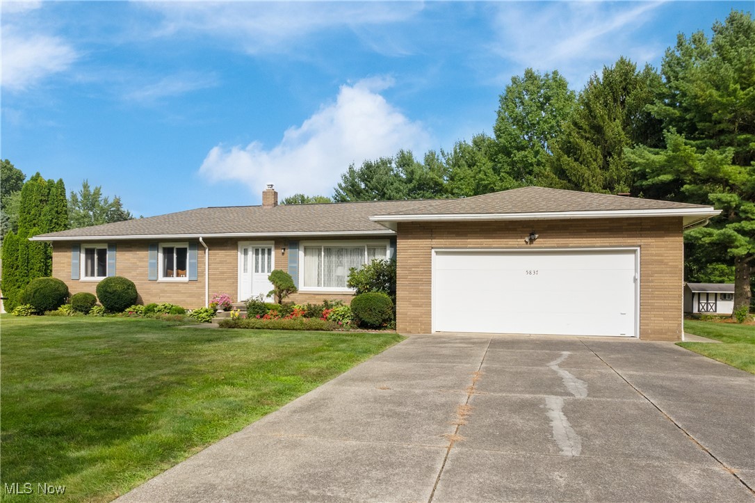 Iva Dr, New Franklin, OH 44319