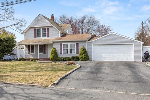 54 Christmas St, Babylon, NY, 11703-5304 | Card Image