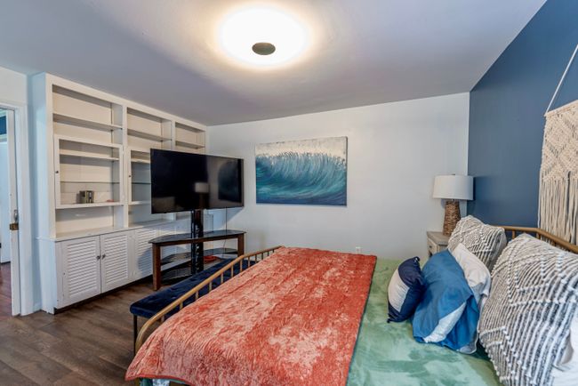 Bedroom 3 with built-in book shelves | Image 27