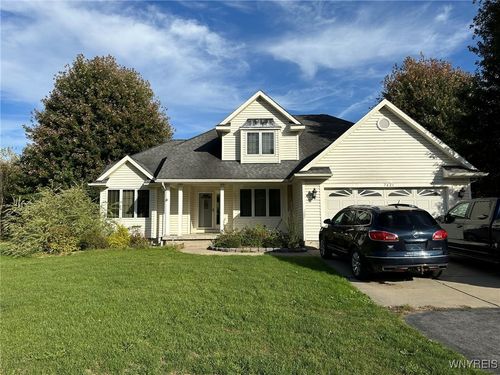 7421 Cedar St, Akron, NY, 14001-9676 | Card Image