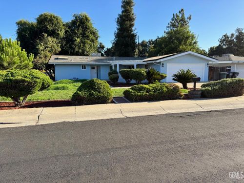 1640 W Princeton Ct, Visalia, CA, 93277-4582 | Card Image