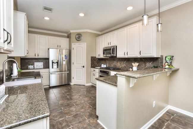 There is also a big walk-in pantry and breakfast bar for additional seating space. | Image 15