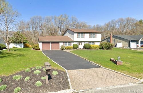 15 Stonehurst Ln, Dix Hills, NY, 11746-7927 | Card Image
