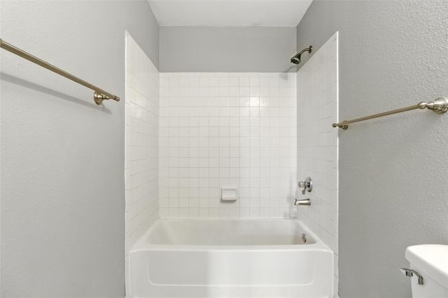 Ensuite primary bathroom. | Image 19
