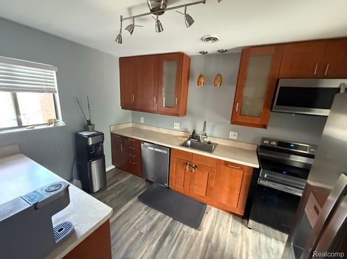 33825 Pondview Cir, Livonia, MI, 48152-1473 | Card Image