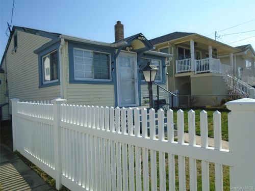 12 North Blvd, East Rockaway, NY, 11518-1809 | Card Image