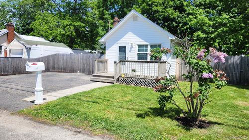 95 Pleasure Ave, Ronkonkoma, NY, 11779-4254 | Card Image