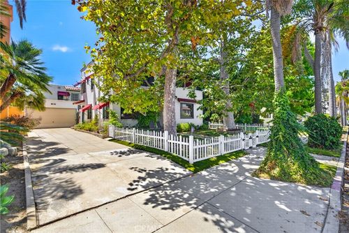 323 Park Ave, Long Beach, CA, 90814-3122 | Card Image