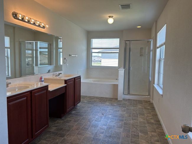 6504 Griffith Loop, House other with 3 bedrooms, 3 bathrooms and null parking in Killeen TX | Image 10