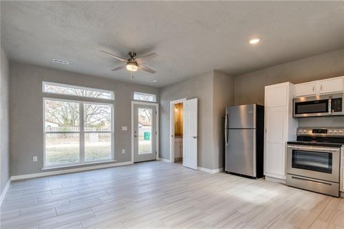 402 E Hemlock St, Rogers, AR, 72756-2908 | Card Image