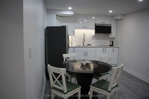 306 Salisbury Lane, Newmarket, ON, L3Y8A5 | Card Image