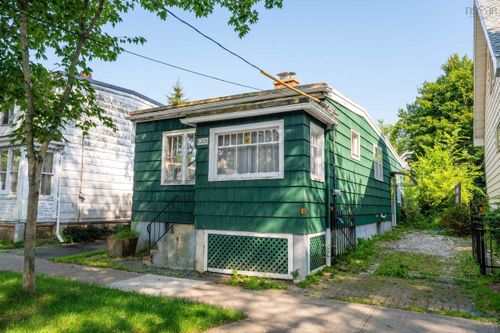 6301 Lawrence St, House with 2 bedrooms, 1 bathrooms and 1 parking in Halifax NS | Card Image