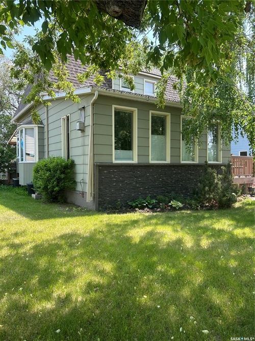213 Third St E, Carnduff, SK, S0C2H0 | Card Image