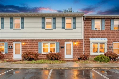 435 W Burwell St, Salem, VA, 24153-3628 | Card Image
