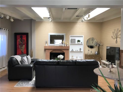 21350 Avenue San Luis, Woodland Hills, CA, 91364-3307 | Card Image