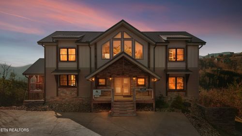 986 Chestnut Dr, Gatlinburg, TN, 37738-4452 | Card Image