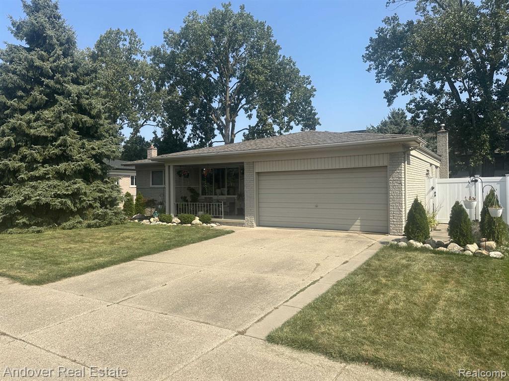 Avondale Dr, Madison Heights, MI 48071