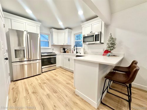 2050 Pine St, Fenton, MI, 48430-1169 | Card Image