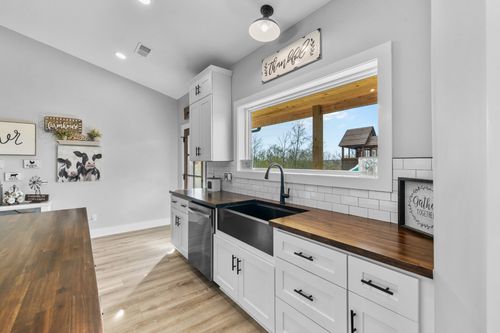 321 Old Sr 48, Centerville, TN, 37033-3910 | Card Image