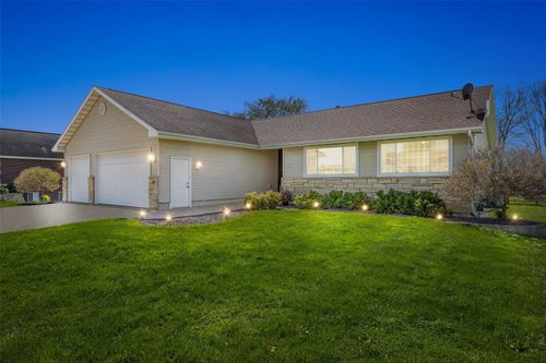 800 Kaitlynn Ave, Anamosa, IA, 52205-7201 | Card Image