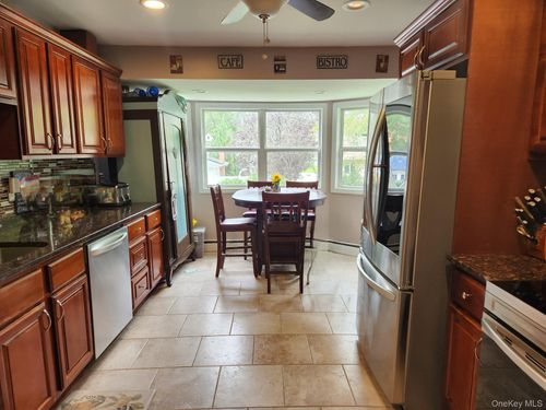 367 Wildwood Rd, Ronkonkoma, NY, 11779-4934 | Card Image