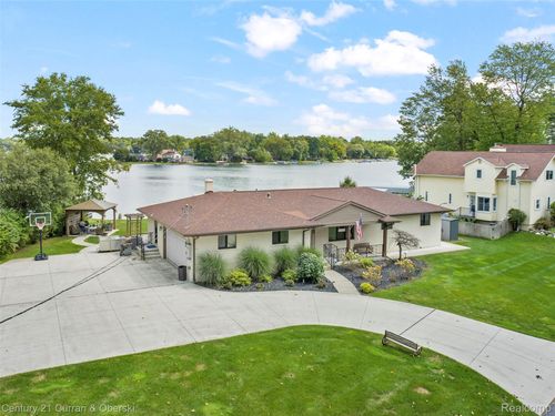 4255 Lakewood Dr, Waterford Twp, MI, 48329-3850 | Card Image