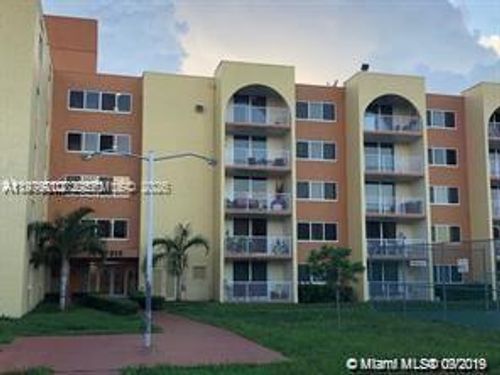 apt-4-227-7000 Nw 186th St, Hialeah, FL, 33015-3124 | Card Image