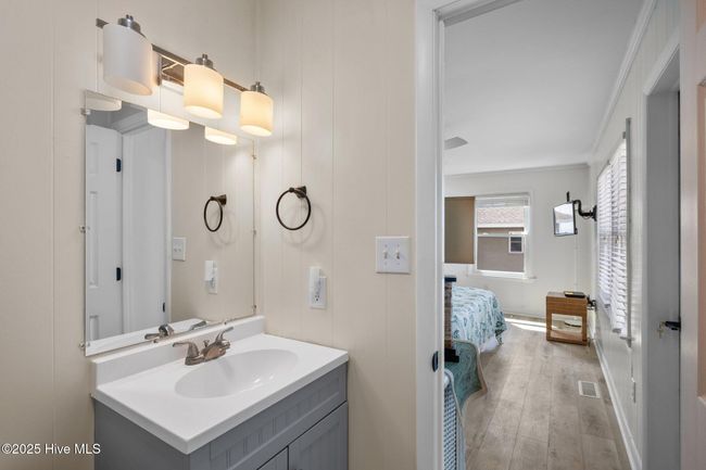 Private Full Bath with Tub/Shower | Image 36