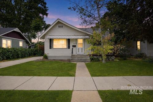 915 13th Ave S, Nampa, ID, 83651-4618 | Card Image