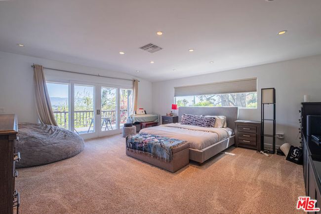 14563 Round Valley Dr, House other with 4 bedrooms, 2 bathrooms and 2 parking in Sherman Oaks CA | Image 20