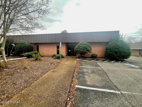 240 Carriage House Dr, Jackson, TN, 38305-2258 | Card Image