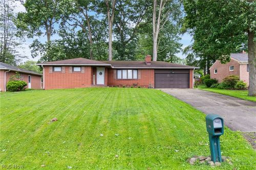 3233 Greenpark St Nw, Massillon, OH, 44646-3041 | Card Image