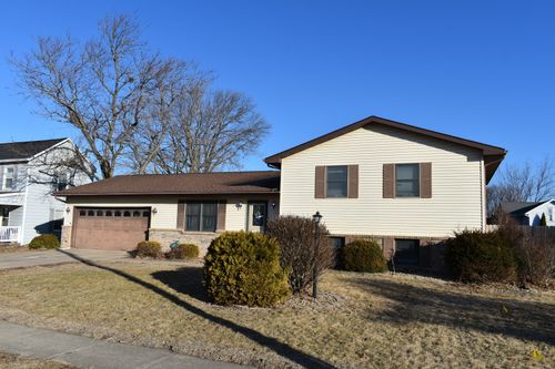 35 W 5th St, El Paso, IL, 61738-1049 | Card Image