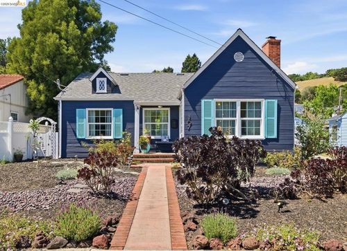 107 Covington St, Oakland, CA, 94605-5805 | Card Image