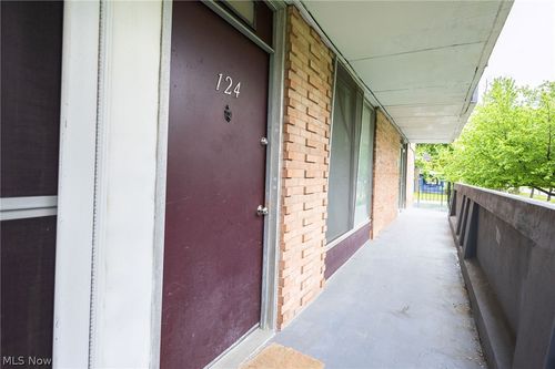 124-2331 E Market St, Akron, OH, 44312-1451 | Card Image