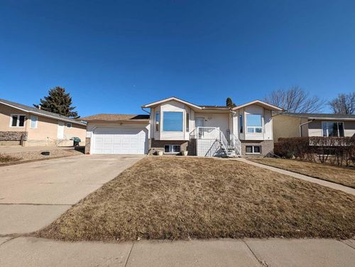 641 6 Street Se, Home with 5 bedrooms, 2 bathrooms and 6 parking in Redcliff AB | Card Image